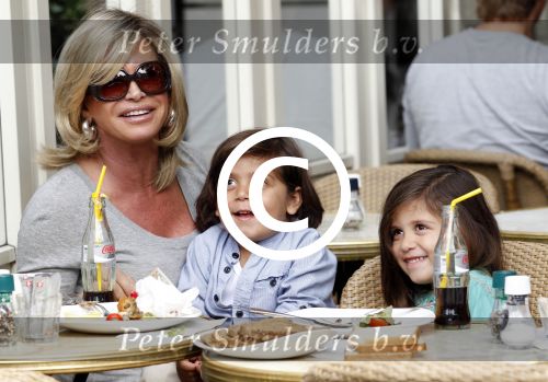 Amsterdam 17 augustus 2011
Connie Breukhoven met kleinkinderen op terras.
Peter Smulders bv