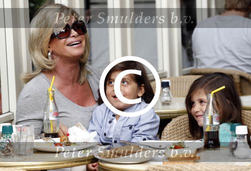 Amsterdam 17 augustus 2011
Connie Breukhoven met kleinkinderen op terras.
Peter Smulders bv