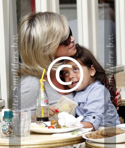 Amsterdam 17 augustus 2011
Connie Breukhoven met kleinkinderen op terras.
Peter Smulders bv