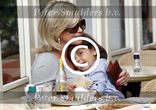 Amsterdam 17 augustus 2011
Connie Breukhoven met kleinkinderen op terras.
Peter Smulders bv