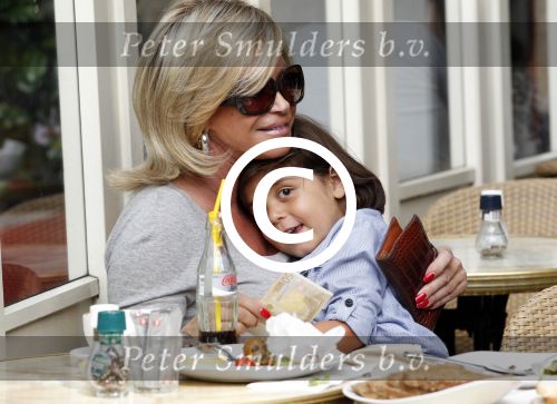 Amsterdam 17 augustus 2011
Connie Breukhoven met kleinkinderen op terras.
Peter Smulders bv