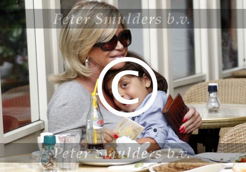 Amsterdam 17 augustus 2011
Connie Breukhoven met kleinkinderen op terras.
Peter Smulders bv