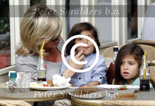 Amsterdam 17 augustus 2011
Connie Breukhoven met kleinkinderen op terras.
Peter Smulders bv