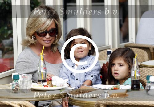 Amsterdam 17 augustus 2011
Connie Breukhoven met kleinkinderen op terras.
Peter Smulders bv