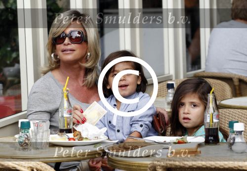Amsterdam 17 augustus 2011
Connie Breukhoven met kleinkinderen op terras.
Peter Smulders bv