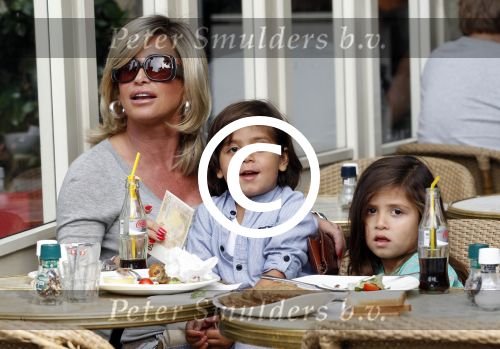 Amsterdam 17 augustus 2011
Connie Breukhoven met kleinkinderen op terras.
Peter Smulders bv