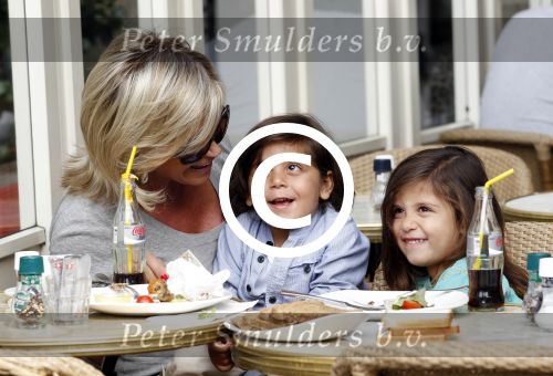 Amsterdam 17 augustus 2011
Connie Breukhoven met kleinkinderen op terras.
Peter Smulders bv