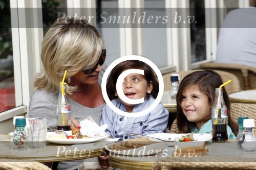 Amsterdam 17 augustus 2011
Connie Breukhoven met kleinkinderen op terras.
Peter Smulders bv