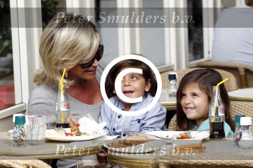 Amsterdam 17 augustus 2011
Connie Breukhoven met kleinkinderen op terras.
Peter Smulders bv