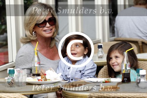 Amsterdam 17 augustus 2011
Connie Breukhoven met kleinkinderen op terras.
Peter Smulders bv