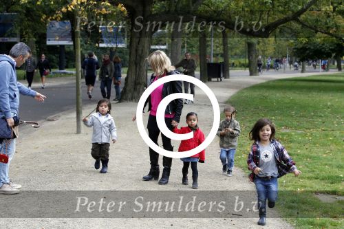 Amsterdam 17 september 2011
Connie Breukhoven met al haar 4 kleinkinderen in het vondelpark.
Peter Smulders bv