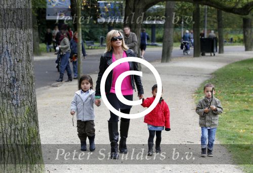 Amsterdam 17 september 2011
Connie Breukhoven met al haar 4 kleinkinderen in het vondelpark.
Peter Smulders bv