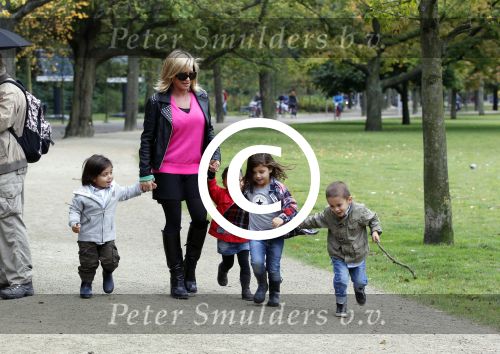 Amsterdam 17 september 2011
Connie Breukhoven met al haar 4 kleinkinderen in het vondelpark.
Peter Smulders bv