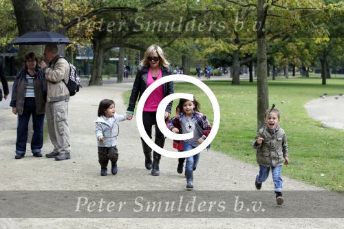 Amsterdam 17 september 2011
Connie Breukhoven met al haar 4 kleinkinderen in het vondelpark.
Peter Smulders bv