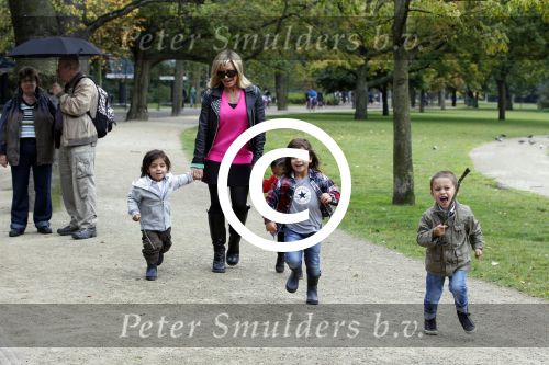 Amsterdam 17 september 2011
Connie Breukhoven met al haar 4 kleinkinderen in het vondelpark.
Peter Smulders bv