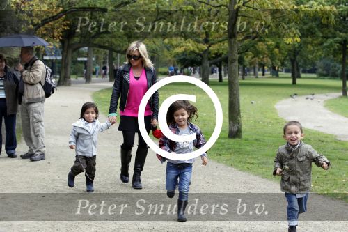 Amsterdam 17 september 2011
Connie Breukhoven met al haar 4 kleinkinderen in het vondelpark.
Peter Smulders bv