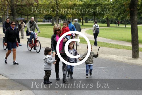 Amsterdam 17 september 2011
Connie Breukhoven met al haar 4 kleinkinderen in het vondelpark.
Peter Smulders bv