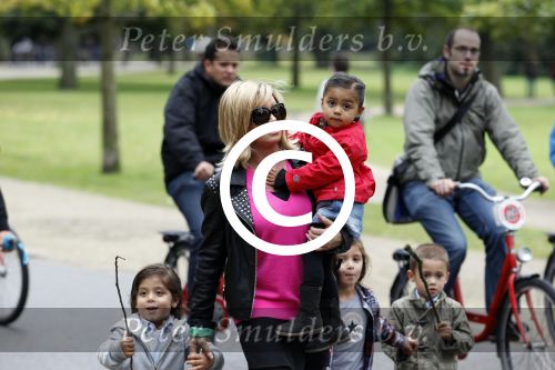 Amsterdam 17 september 2011
Connie Breukhoven met al haar 4 kleinkinderen in het vondelpark.
Peter Smulders bv