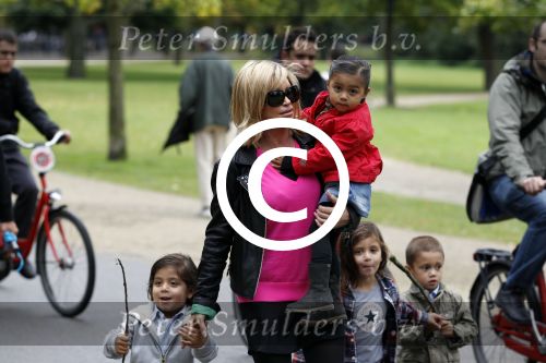Amsterdam 17 september 2011
Connie Breukhoven met al haar 4 kleinkinderen in het vondelpark.
Peter Smulders bv