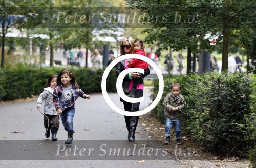 Amsterdam 17 september 2011
Connie Breukhoven met al haar 4 kleinkinderen in het vondelpark.
Peter Smulders bv