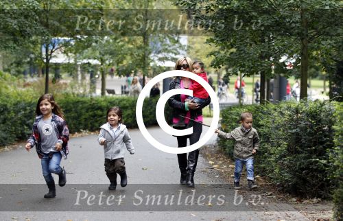Amsterdam 17 september 2011
Connie Breukhoven met al haar 4 kleinkinderen in het vondelpark.
Peter Smulders bv