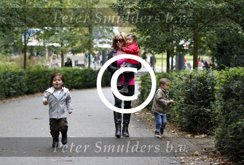 Amsterdam 17 september 2011
Connie Breukhoven met al haar 4 kleinkinderen in het vondelpark.
Peter Smulders bv