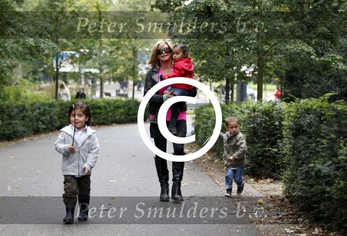 Amsterdam 17 september 2011
Connie Breukhoven met al haar 4 kleinkinderen in het vondelpark.
Peter Smulders bv