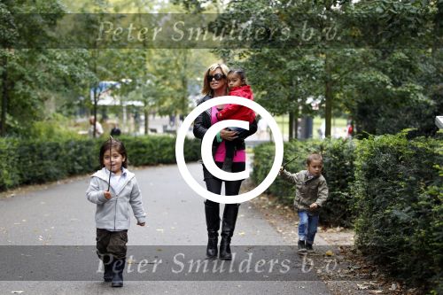 Amsterdam 17 september 2011
Connie Breukhoven met al haar 4 kleinkinderen in het vondelpark.
Peter Smulders bv