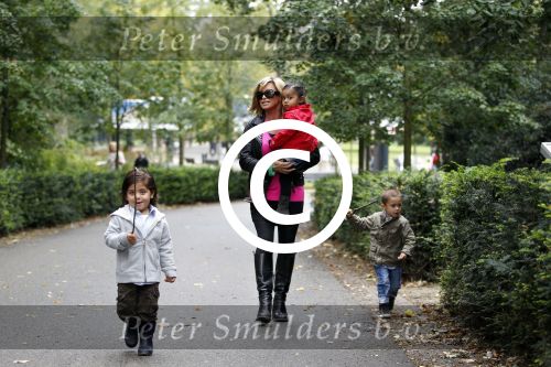 Amsterdam 17 september 2011
Connie Breukhoven met al haar 4 kleinkinderen in het vondelpark.
Peter Smulders bv