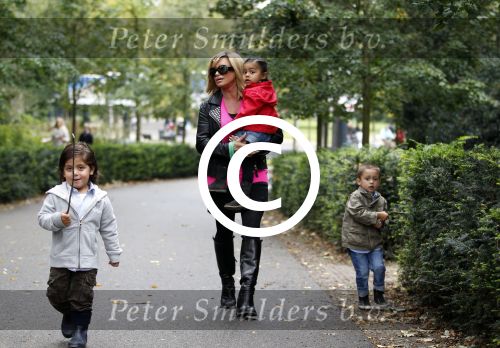 Amsterdam 17 september 2011
Connie Breukhoven met al haar 4 kleinkinderen in het vondelpark.
Peter Smulders bv