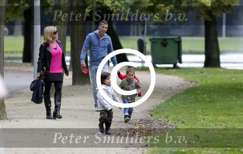 Amsterdam 17 september 2011
Connie Breukhoven met al haar 4 kleinkinderen in het vondelpark.
Peter Smulders bv