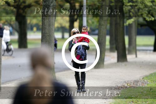 Amsterdam 17 september 2011
Connie Breukhoven met al haar 4 kleinkinderen in het vondelpark.
Peter Smulders bv