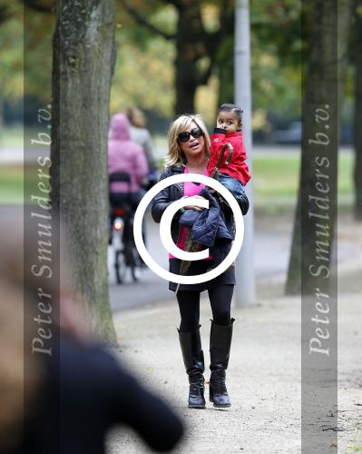 Amsterdam 17 september 2011
Connie Breukhoven met al haar 4 kleinkinderen in het vondelpark.
Peter Smulders bv