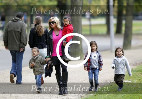 Amsterdam 17 september 2011
Connie Breukhoven met al haar 4 kleinkinderen in het vondelpark.
Peter Smulders bv