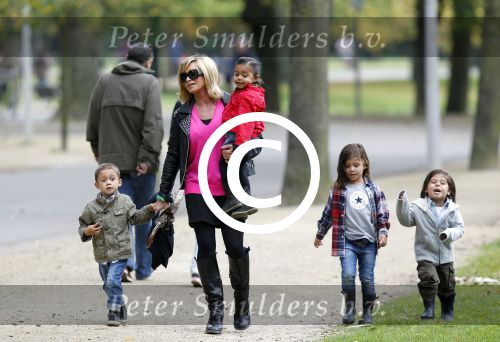 Amsterdam 17 september 2011
Connie Breukhoven met al haar 4 kleinkinderen in het vondelpark.
Peter Smulders bv