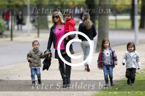 Amsterdam 17 september 2011
Connie Breukhoven met al haar 4 kleinkinderen in het vondelpark.
Peter Smulders bv