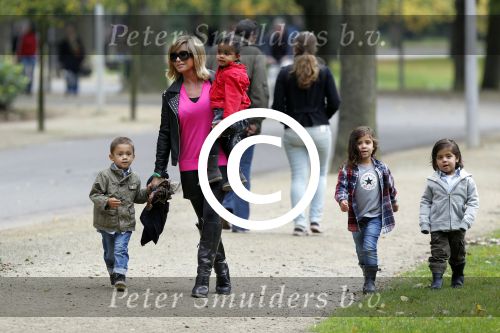 Amsterdam 17 september 2011
Connie Breukhoven met al haar 4 kleinkinderen in het vondelpark.
Peter Smulders bv