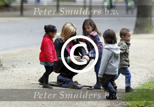 Amsterdam 17 september 2011
Connie Breukhoven met al haar 4 kleinkinderen in het vondelpark.
Peter Smulders bv