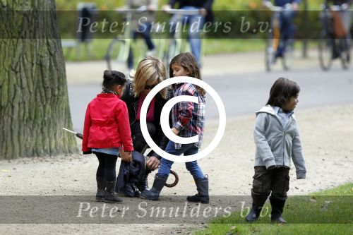Amsterdam 17 september 2011
Connie Breukhoven met al haar 4 kleinkinderen in het vondelpark.
Peter Smulders bv