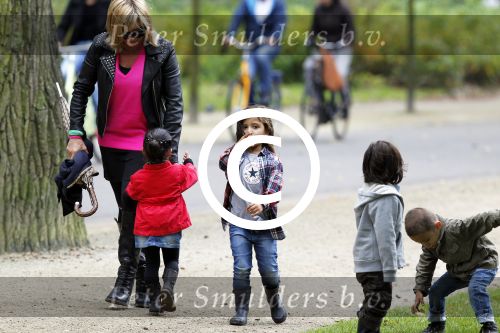 Amsterdam 17 september 2011
Connie Breukhoven met al haar 4 kleinkinderen in het vondelpark.
Peter Smulders bv