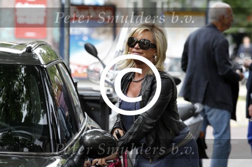 Amsterdam 31 augustus 2011
Connie Breukhoven en Petra Boots doen boodschappen op de cornelis schuytstraat.
Peter Smulders bv