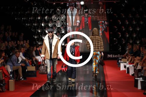 Vianen 15 september 2011
Modeshow Mix &Match van Danie Bles bij Miele.
Peter Smulders bv