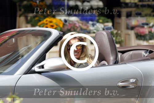 Amsterdam 25 augustus 2011
Danielle Overgaag doet boodschappen op de cornelis schuytstraat met haar porsche 911 cabrio.
Peter Smulders bv