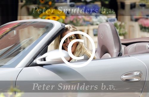 Amsterdam 25 augustus 2011
Danielle Overgaag doet boodschappen op de cornelis schuytstraat met haar porsche 911 cabrio.
Peter Smulders bv