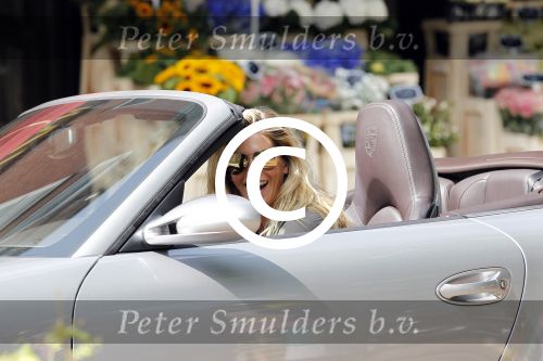 Amsterdam 25 augustus 2011
Danielle Overgaag doet boodschappen op de cornelis schuytstraat met haar porsche 911 cabrio.
Peter Smulders bv