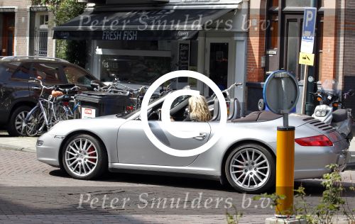 Amsterdam 25 augustus 2011
Danielle Overgaag doet boodschappen op de cornelis schuytstraat met haar porsche 911 cabrio.
Peter Smulders bv