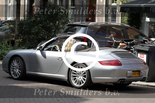Amsterdam 25 augustus 2011
Danielle Overgaag doet boodschappen op de cornelis schuytstraat met haar porsche 911 cabrio.
Peter Smulders bv