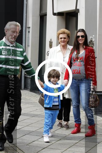 Amsterdam 4 september 2011
Grazia PC Catwalk op de pc hooftstraat. Danielle v Aalderen zwanger met zoon en opa en oma
Peter Smulders bv