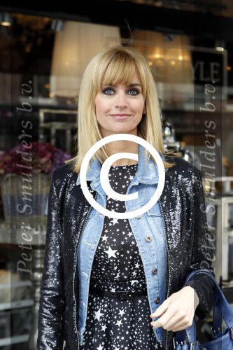 Amsterdam 4 september 2011
Grazia PC Catwalk op de pc hooftstraat. Daphne Deckers kijkt naar dochter Emma
Peter Smulders bv
