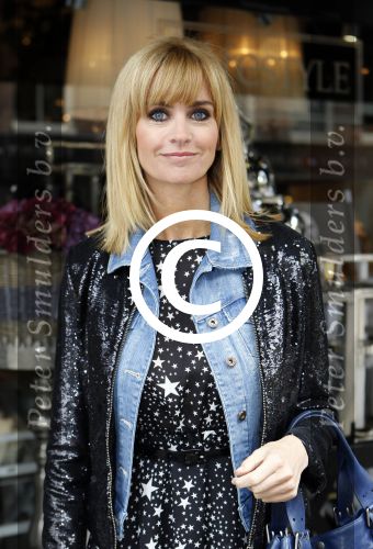 Amsterdam 4 september 2011
Grazia PC Catwalk op de pc hooftstraat. Daphne Deckers kijkt naar dochter Emma
Peter Smulders bv